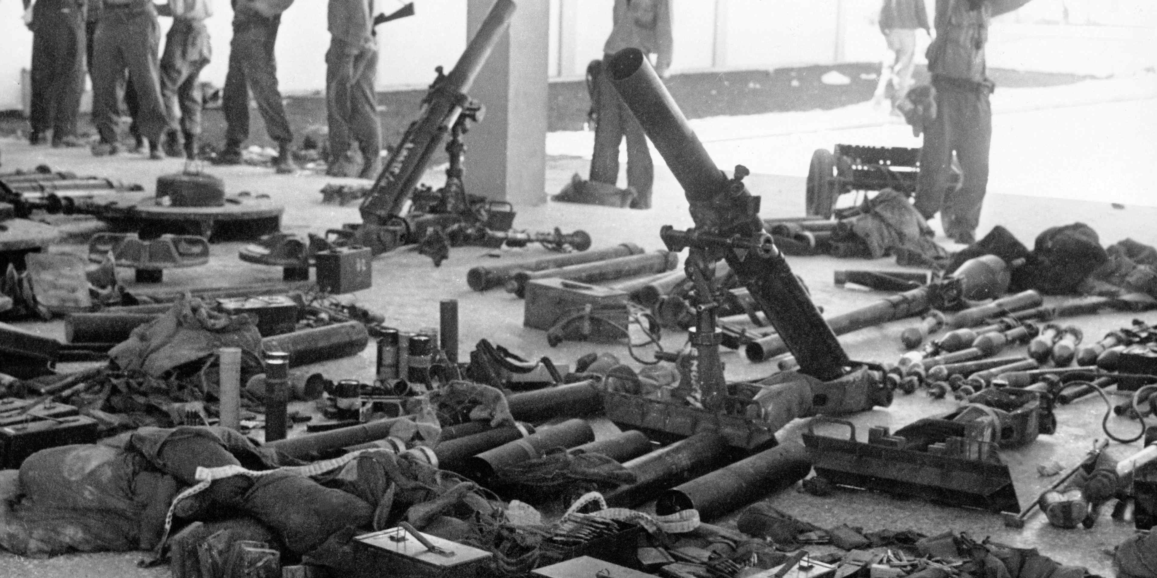 SimianX AI 1961'de Domuzlar Körfezi'nde karaya çıkan anti-Castro güçlerine ait bazı silahlar. SimianX AI 1961'de Domuzlar Körfezi'nde karaya çıkan anti-Castro güçlerine ait bazı silahlar.