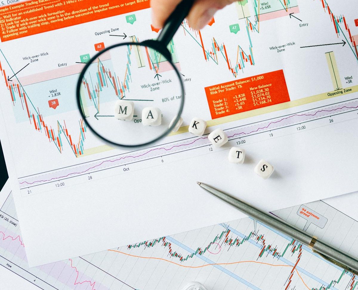 SimianX AI Finanzdaten mit einer Lupe aus der Nähe prüfen SimianX AI Finanzdaten mit einer Lupe aus der Nähe prüfen