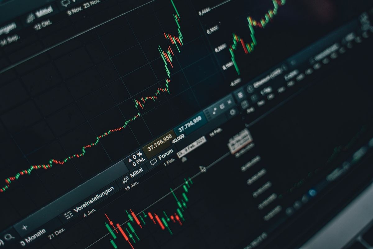 SimianX AI Mehrere Marktdatenschirme, die live Finanzinformationen streamen SimianX AI Mehrere Marktdatenschirme, die live Finanzinformationen streamen