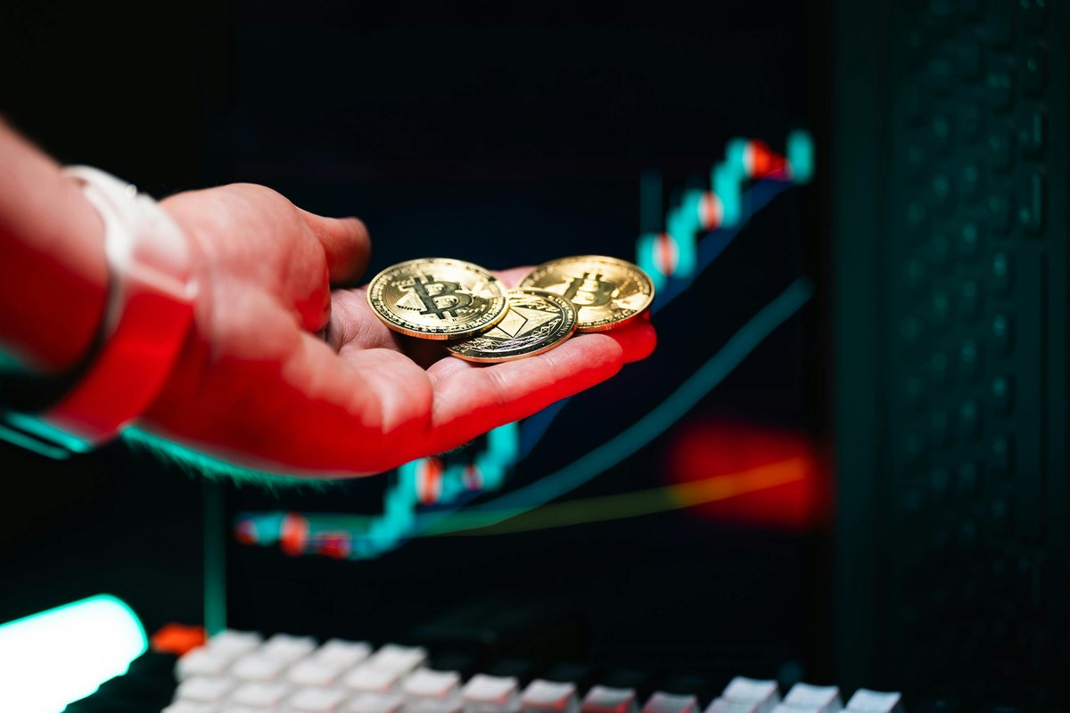 SimianX AI 上昇する市場チャートを背景に、ビットコインとイーサリアムのコインを手に持つ様子 SimianX AI 上昇する市場チャートを背景に、ビットコインとイーサリアムのコインを手に持つ様子